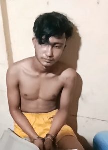 (হামলাকারী মো. রিয়াজ কে আটক করেছে পুলিশ)