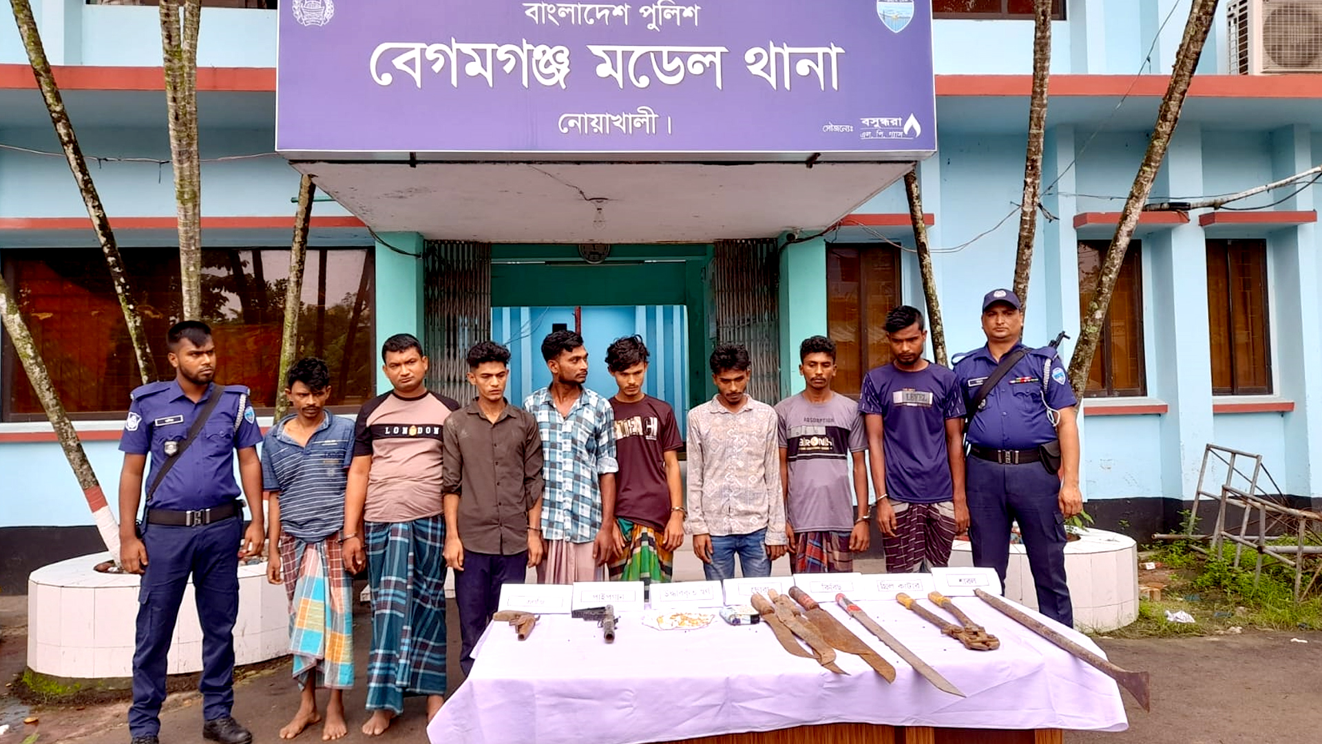 নোয়াখালীতে লুণ্ঠিত মালামাল ও আগ্নেয়াস্ত্রসহ ৭ ডাকাত গ্রেপ্তার