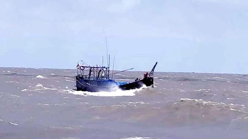 নোয়াখালীর হাতিয়াতে ট্রলার ডুবে শিশুসহ নিহত ৪