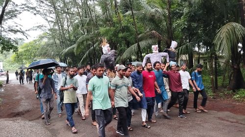 নোবিপ্রবিতে পদত্যাগ না করায় ভিসি, প্রো-ভিসি ও রেজিস্ট্রারের কুশপুত্তলিকা দাহ