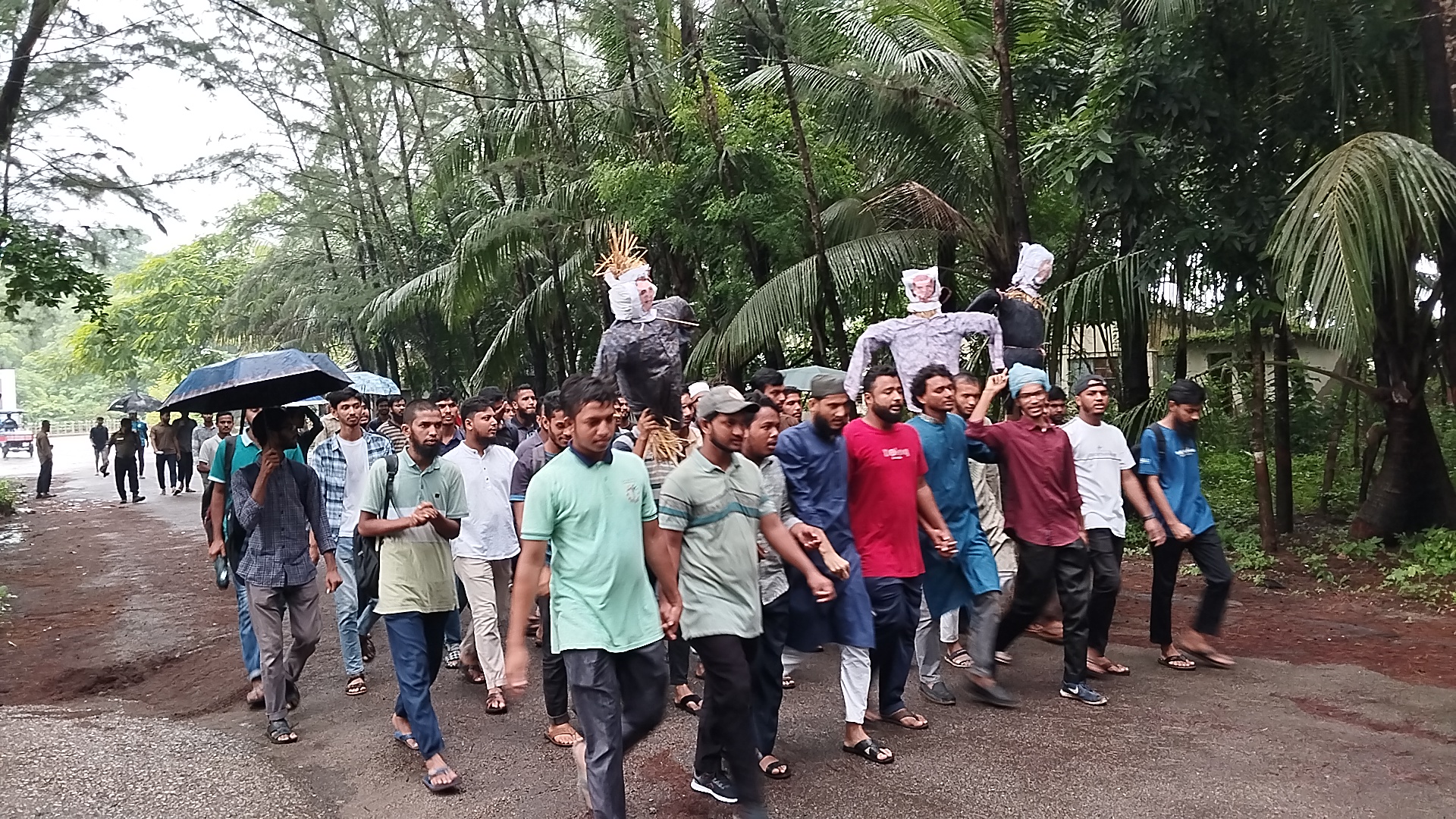 নোবিপ্রবিতে পদত্যাগ না করায় ভিসি, প্রো-ভিসি ও রেজিস্ট্রারের কুশপুত্তলিকা দাহ