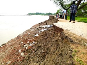 নোয়াখালীর মুছাপুরে নদী ভাঙনে বাড়ি-ঘর হারাচ্ছে শত-শত পরিবার