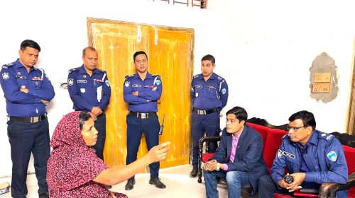 নোয়াখালীতে পিস্তল ঠেকিয়ে বাড়ীতে ডাকাতি ও মাউজদী মার্কেটের ৪ দোকানে চুরি