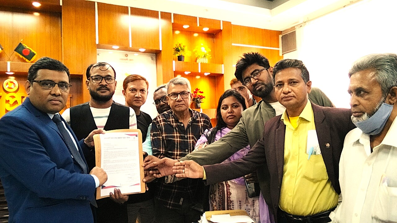 নোয়াখালীতে বিমানবন্দরের দাবিতে প্রধান উপদেষ্টাকে স্মারকলিপি