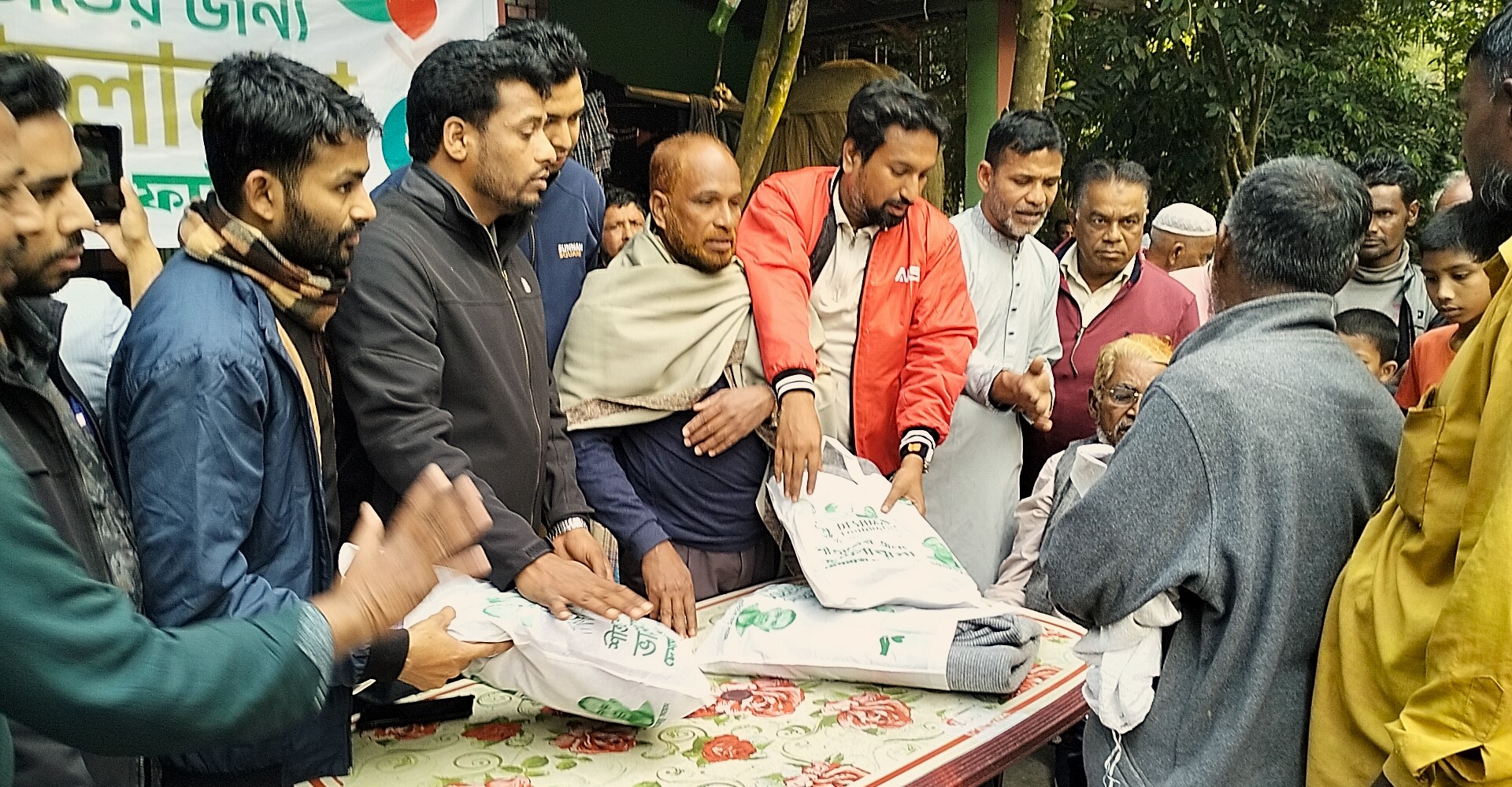 সুবর্ণচরে শীতার্তদের পাশে দেশমাতা ফাউন্ডেশন