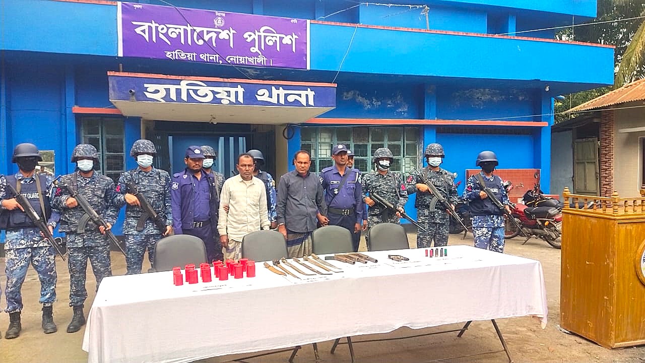 নোয়াখালীতে আগ্নেয়াস্ত্র,গুলি ও ককটেলসহ গ্রেপ্তার ২