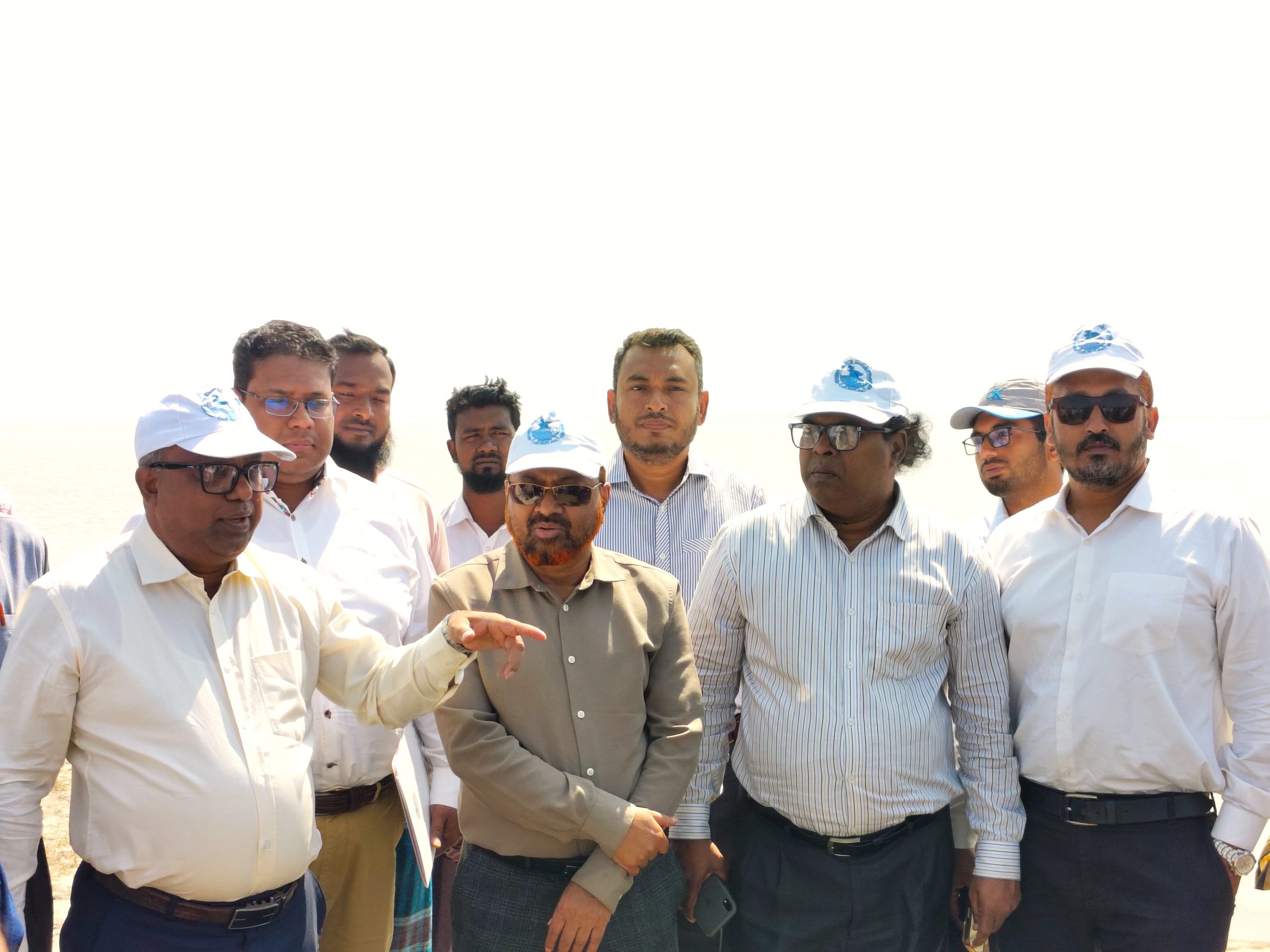 নোয়াখালী ক্রসড্যাম নির্মাণ প্রকল্প এলাকা পরিদর্শন করেন সচিব নাজমুল আহসান