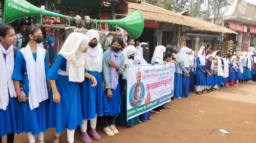 নোয়াখালীতে শিশু ধর্ষণ চেষ্টাকারীর ফাঁসির দাবিতে মানববন্ধন
