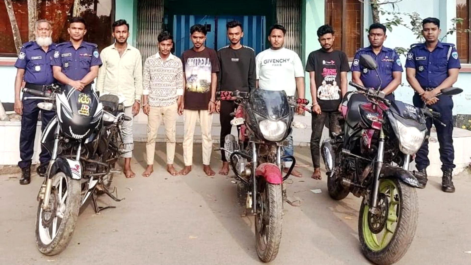 অনলাইনে মোটরসাইকেল বিক্রির বিজ্ঞাপন দিয়ে প্রতারণা, গ্রেপ্তার ৬