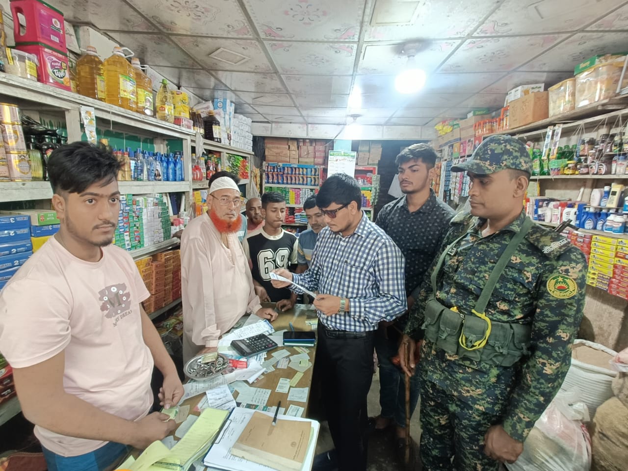 নোয়াখালীতে বেশি দামে সয়াবিন তেল বিক্রি, জরিমানা ১০ হাজার