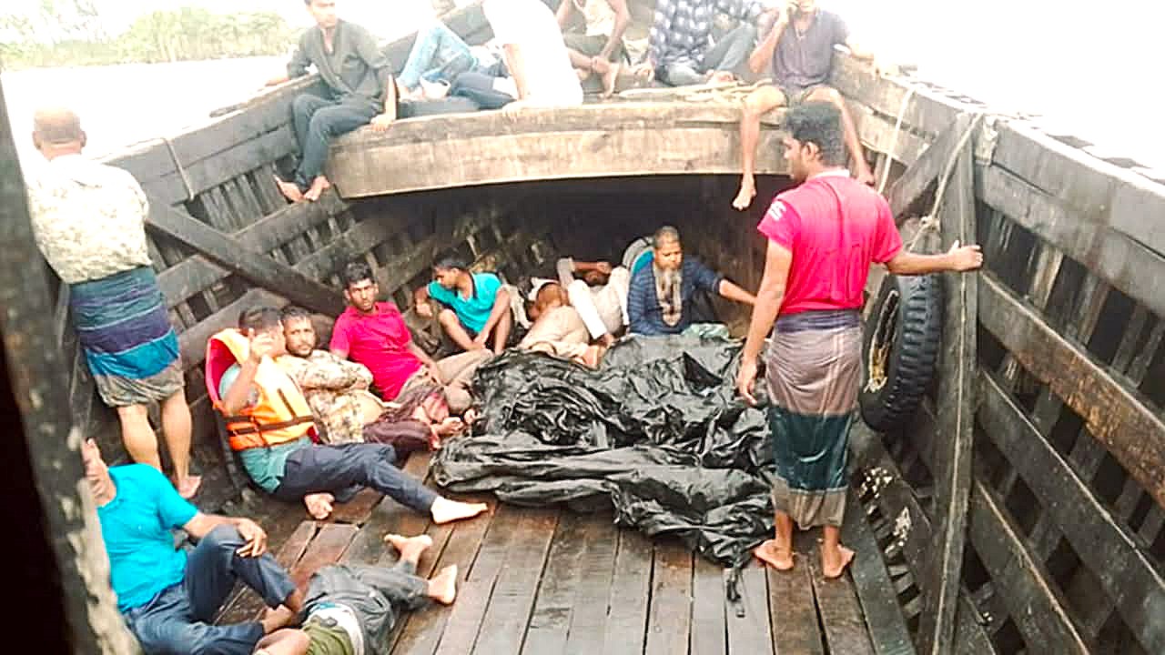 নোয়াখালীর হাতিয়ায়  ট্রলারডুবি: ২জনের লাশ উদ্ধার, নিখোঁজ ৫