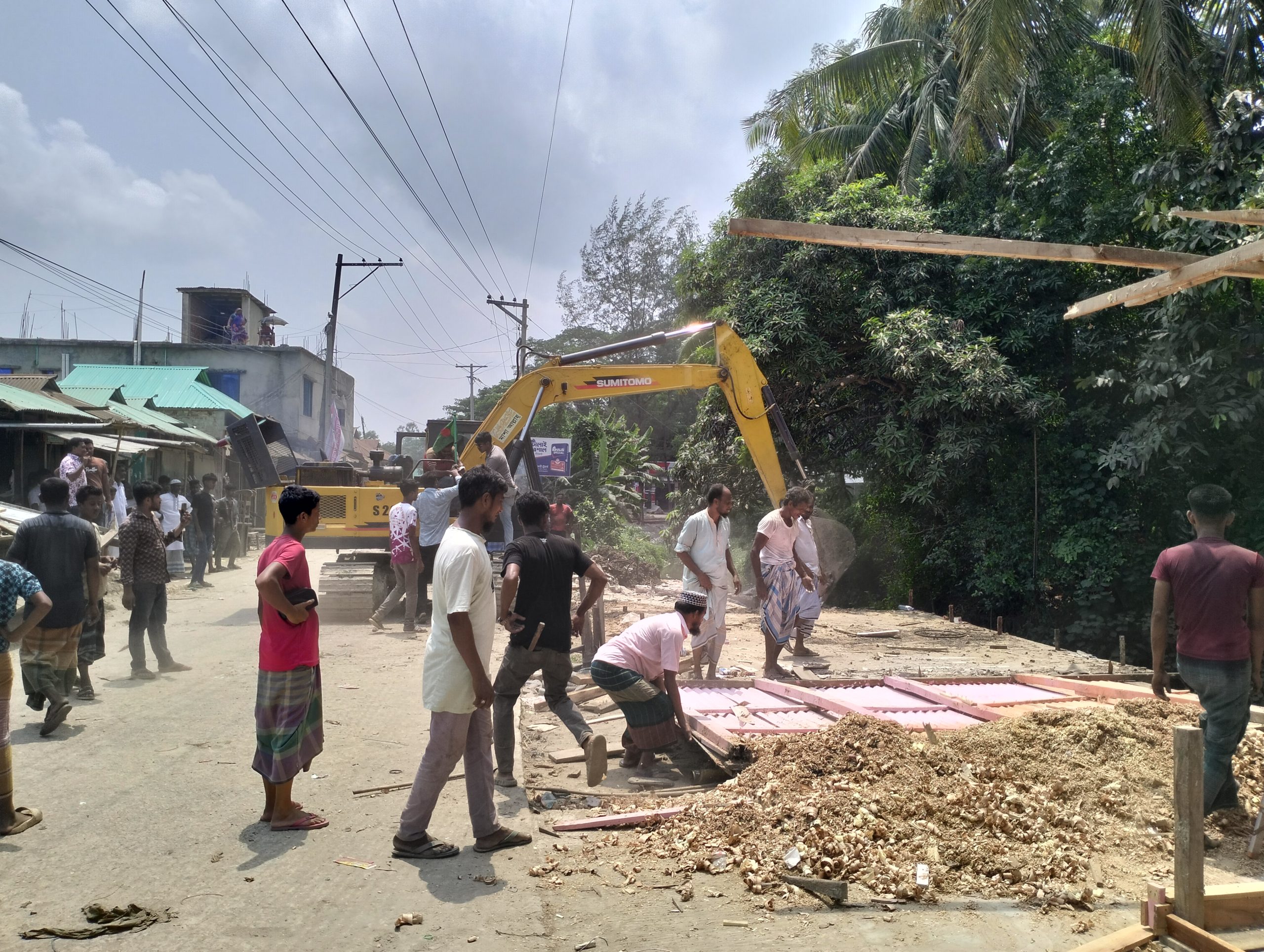 সুবর্ণচরে দোকান উচ্ছেদ করে খাল দখলমুক্ত