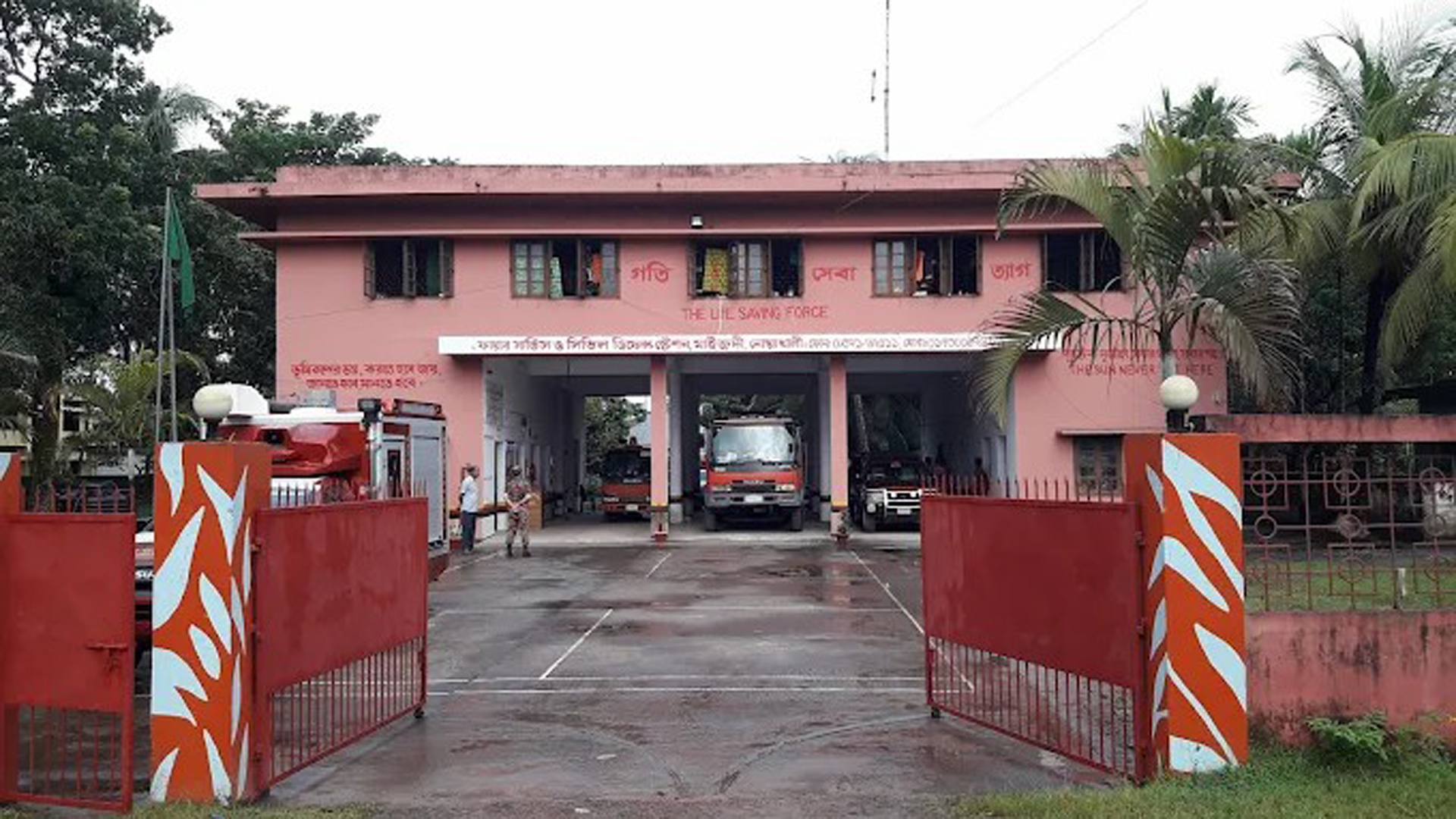 নোয়াখালীতে খুড়িয়ে-খুড়িয়ে চলছে ফায়ার সার্ভিস