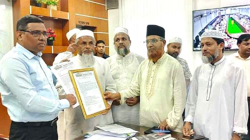 নোয়াখালীতে পানি নিষ্কাসন ও খাল খননের দাবিতে মানববন্ধন ও স্মারকলিপি প্রদান