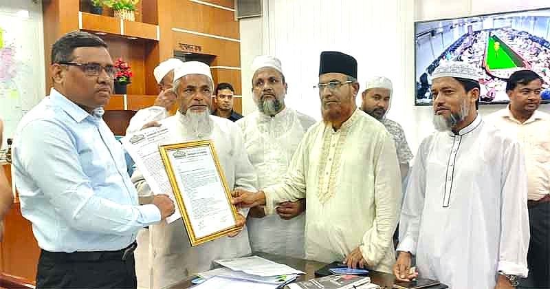 নোয়াখালীতে পানি নিষ্কাসন ও খাল খননের দাবিতে মানববন্ধন ও স্মারকলিপি প্রদান