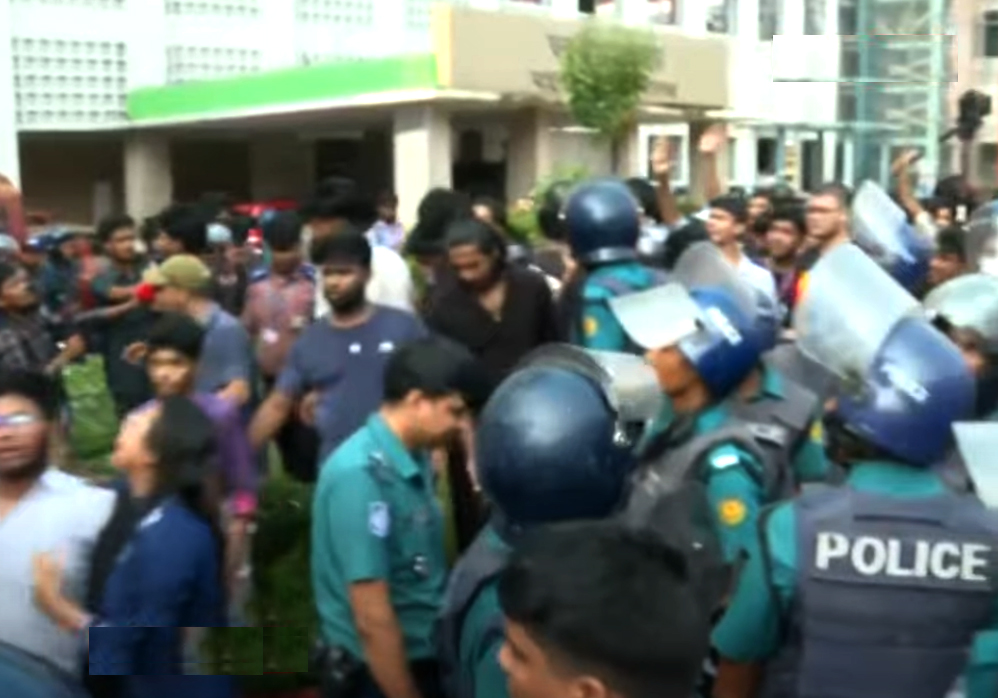 সচিবালয়ের গাড়ি ভাঙচুর, পুলিশের লাঠিচার্জ