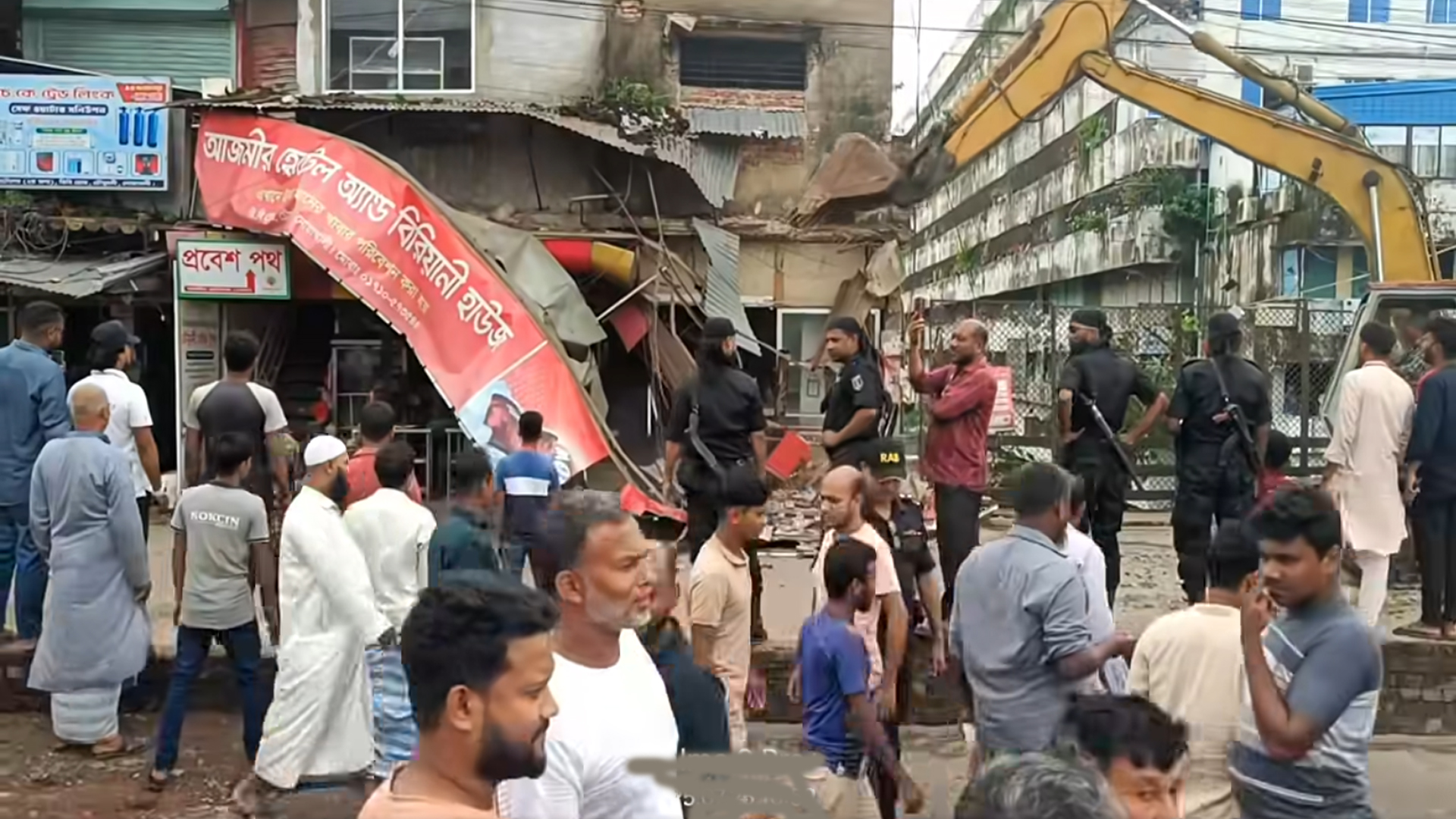নোয়াখালীতে খালের ওপর নির্মিত ৪তলা ভবন গুঁড়িয়ে দিলো প্রশাসন