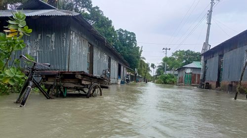 নোয়াখালীর নিম্নাঞ্চল প্লাবিত, জনজীবন বিপর্যস্ত, ভাঙনের মুখে বাড়িঘর