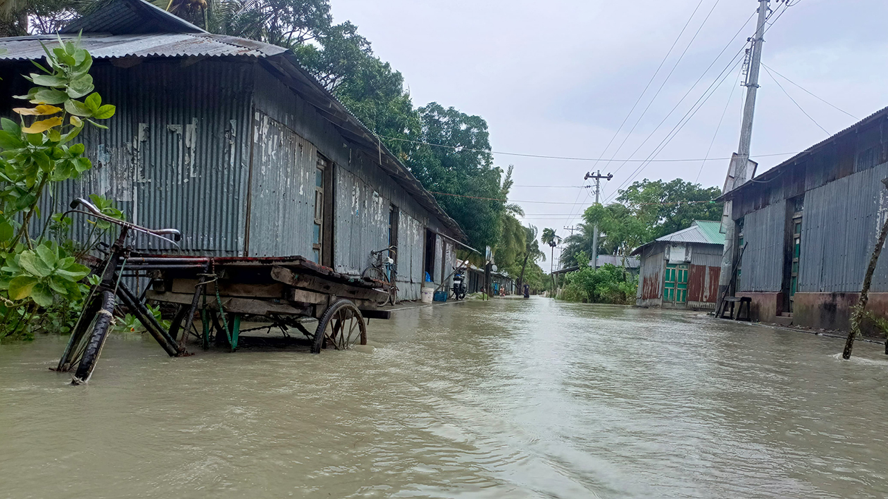 নোয়াখালীর নিম্নাঞ্চল প্লাবিত, জনজীবন বিপর্যস্ত, ভাঙনের মুখে বাড়িঘর