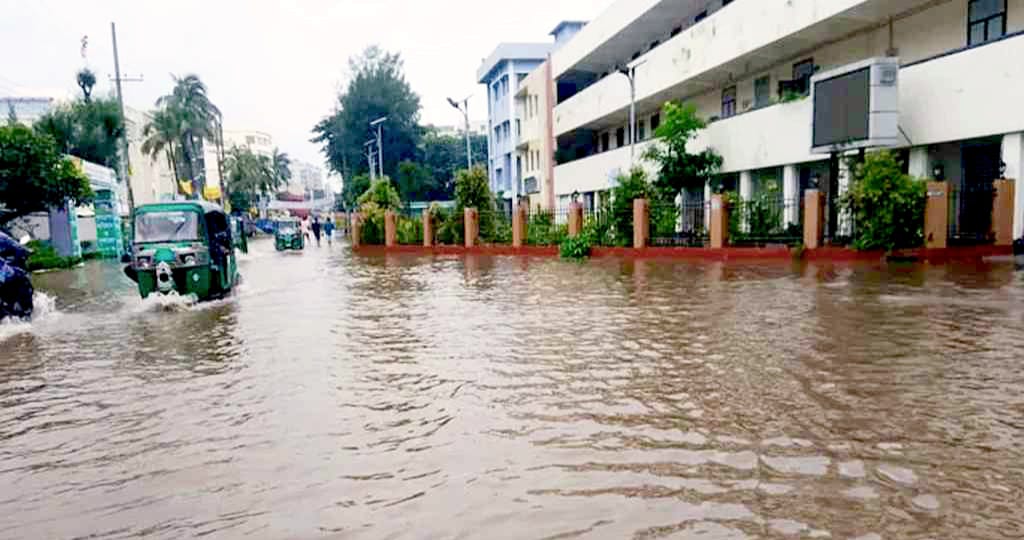 নোয়াখালীতে টানা বৃষ্টিতে জলাবদ্ধ গ্ৰাম ও শহর, জনদুর্ভোগ চরমে