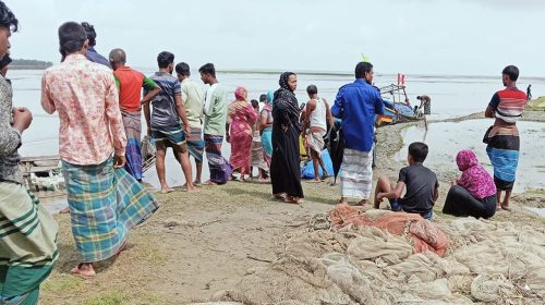 নোয়াখালীতে বাল্কহেডের ধাক্কায় পণ্যবাহী ট্রলারডুবি