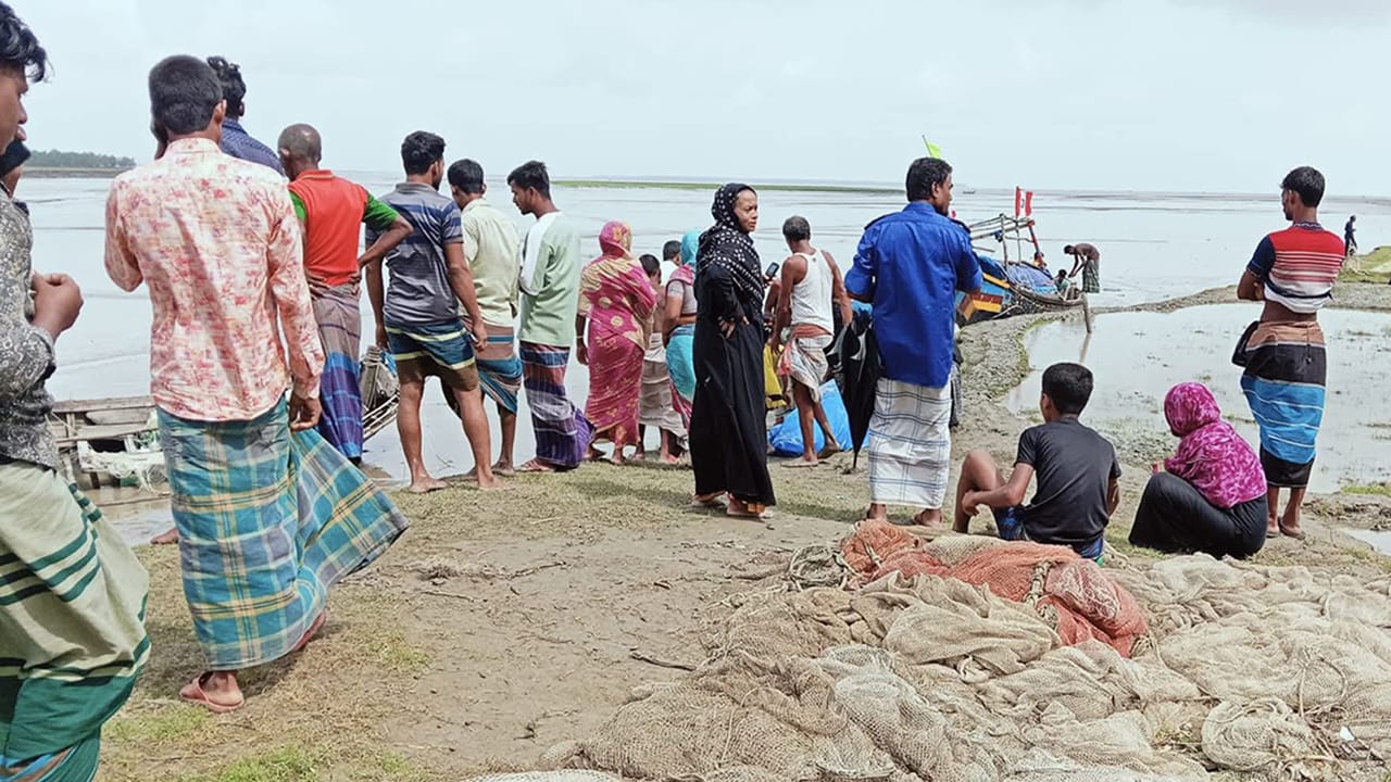 নোয়াখালীতে বাল্কহেডের ধাক্কায় পণ্যবাহী ট্রলারডুবি