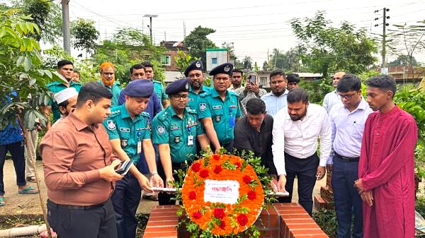 নোয়াখালীতে গণঅভ্যুত্থানে নিহত রিটনের কবরে পুষ্পমাল্য অর্পণ করেছে প্রশাসন