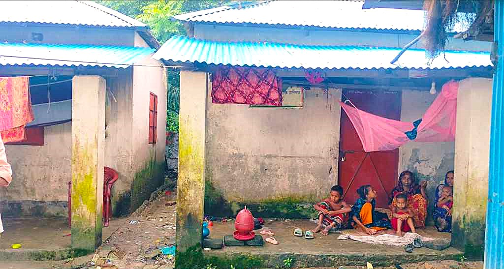 নোয়াখালীতে সুদের টাকা দিতে না পারায় বসত ঘরে তালা, বারান্দায় বসবাস