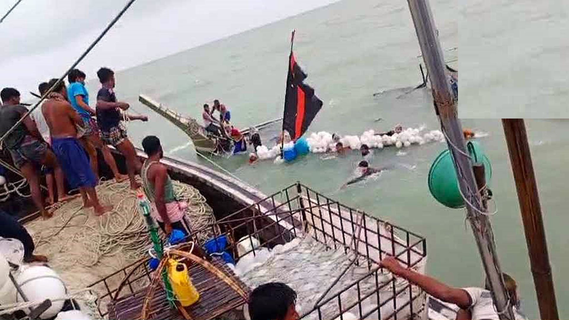 নোয়াখালীতে সাগরে ট্রলার ডুবিয়ে দিয়েছে দস্যুরা, ১৮ জেলে উদ্ধার