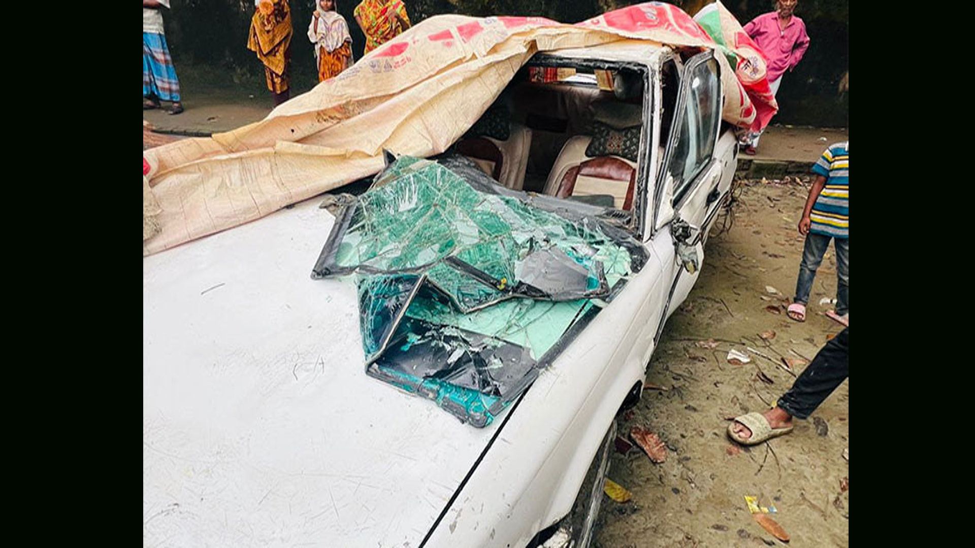 নোয়াখালীতে ড্রাইভিং শেখোনোর গাড়ী পুকুরে পড়ে তরুণের মৃত্যু