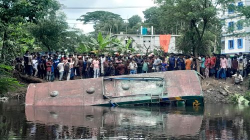 যাত্রাবাহী বাস খালে পড়ে ৫জন নিহত