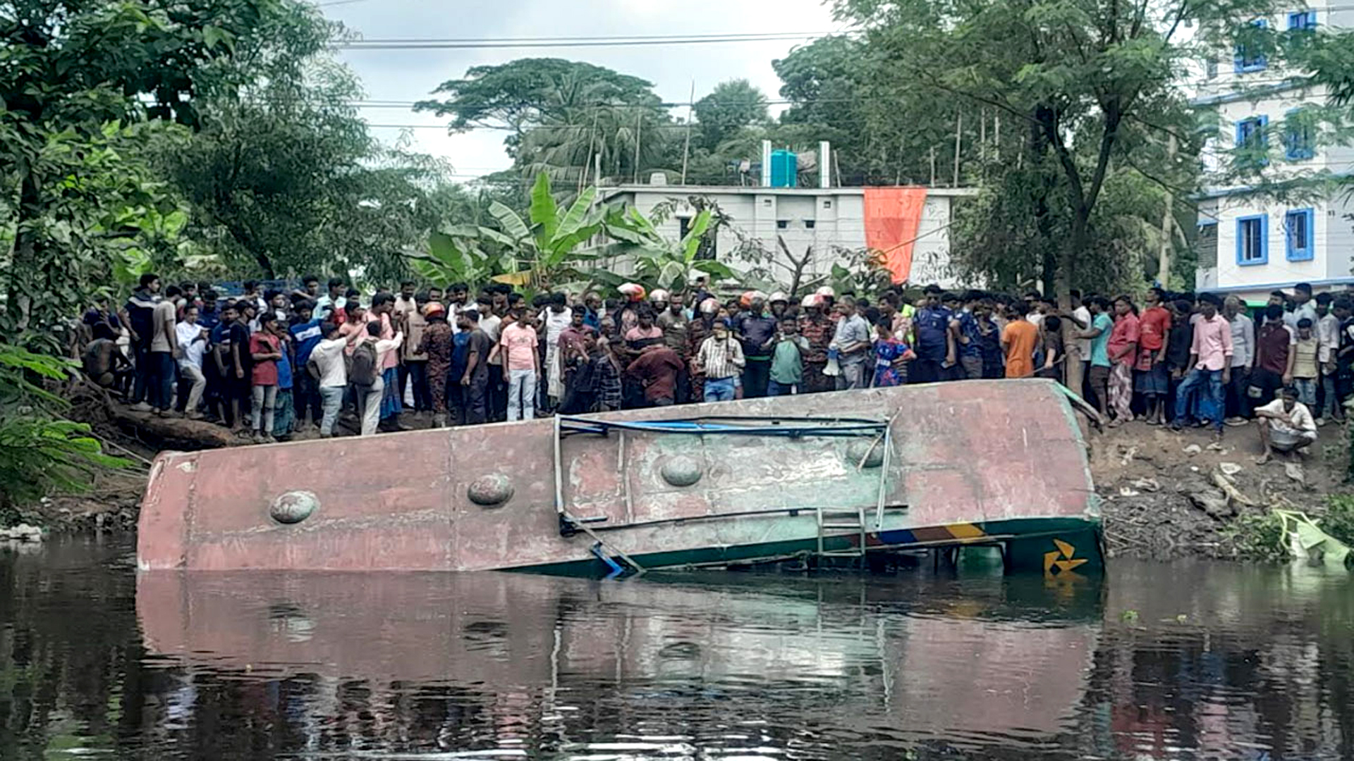 যাত্রাবাহী বাস খালে পড়ে ৫জন নিহত