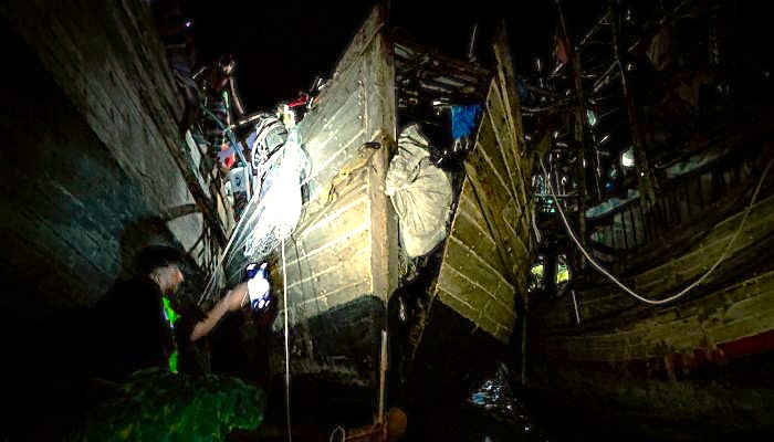 নোয়াখালীতে সিলিন্ডার বিস্ফোরণে ট্রলার দ্বিখণ্ডিত, জেলে দগ্ধ