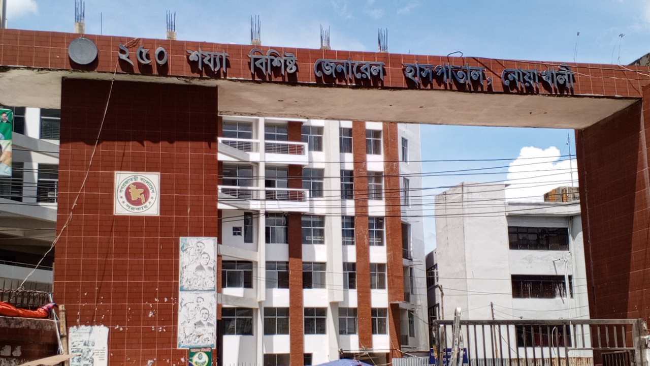 নোয়াখালীতে মোটরসাইকেল দুর্ঘটনায় প্রাণ গেল চালক-পথচারীর