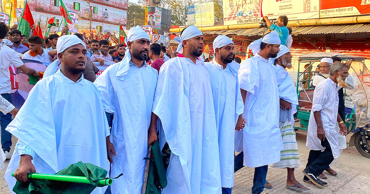 নোয়াখালীতে কাফনের কাপড় পরে বিএনপির প্রার্থী পরিবর্তনের দাবি