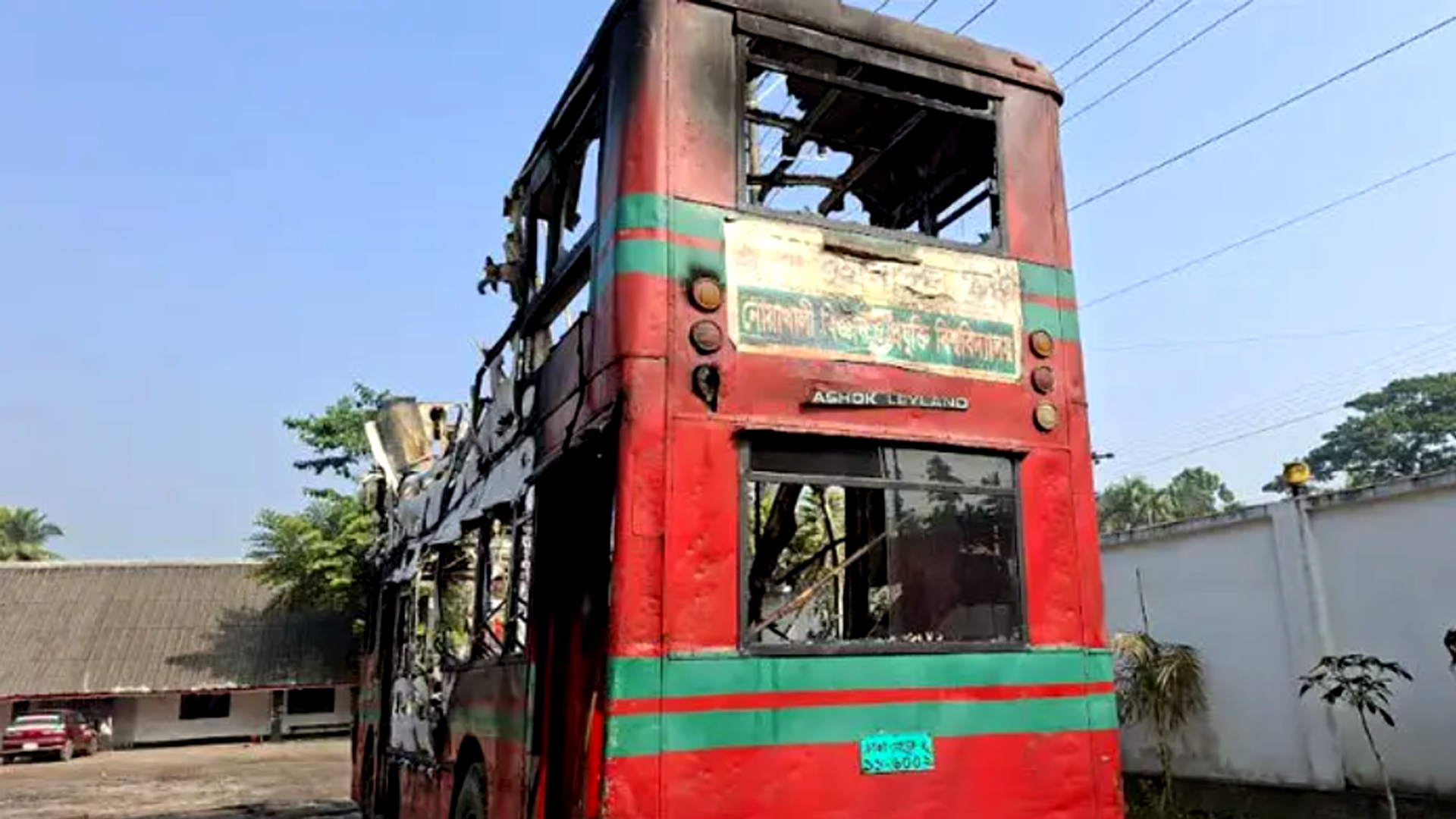 নোয়াখালীতে বিআরটিসির ৩ বাসে আগুন