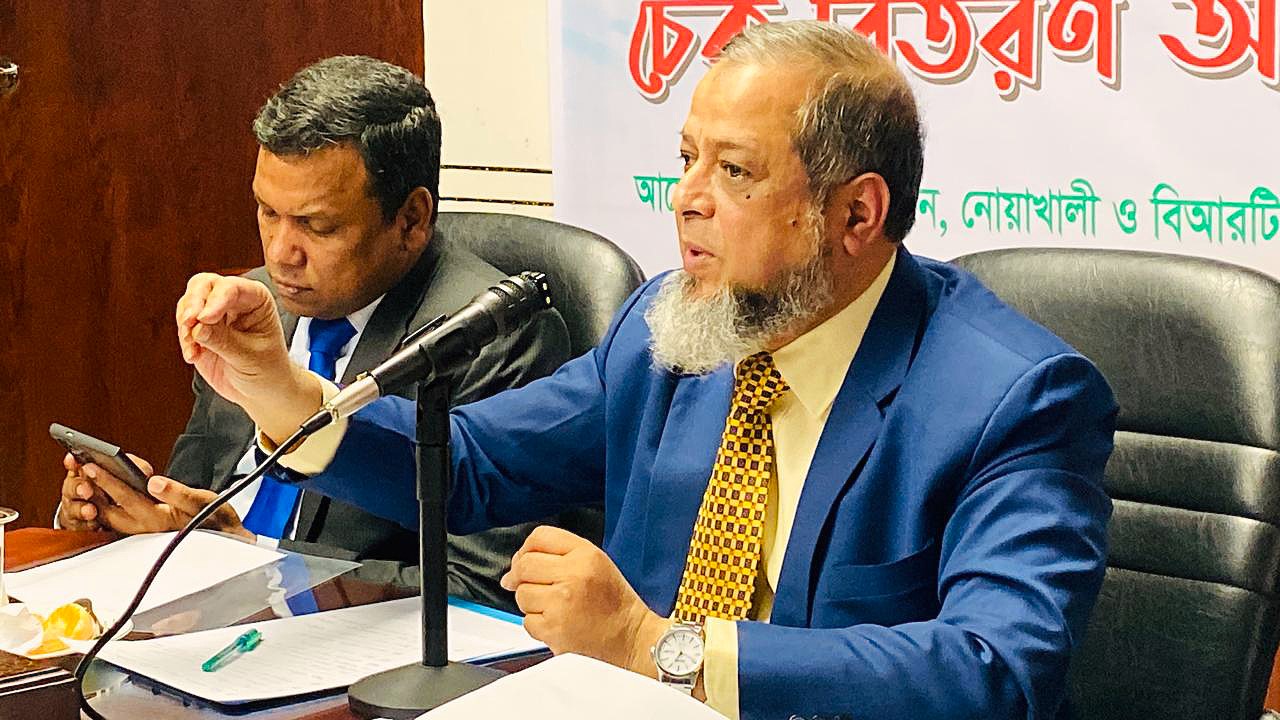 মোটরসাইকেল কিনলে দুটি হেলমেট ফ্রি দেওয়া বাধ্যতামূলক হচ্ছে
