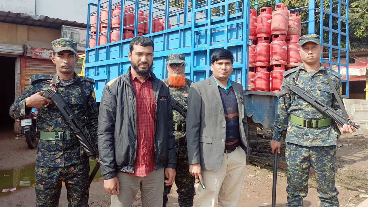 নোয়াখালীতে বেশি দামে গ্যাস সিলিন্ডার বিক্রি করায় জরিমানা