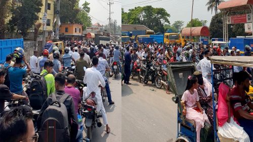 নোয়াখালীতে তেলের জন্যে হাহাকার, কিলোমিটারজুড়ে লাইন