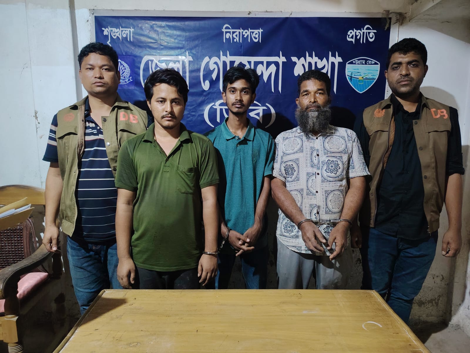 নোয়াখালীতে ডিবি পুলিশের অভিযানে ১২০০ লিটার পেট্রোলসহ আটক ৩