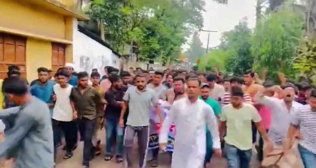 নোয়াখালীতে ছাত্রলীগ ও কিশোর গ্যাংয়ের ২৪ সদস্যকে পুলিশে দিলো ছাত্রদল