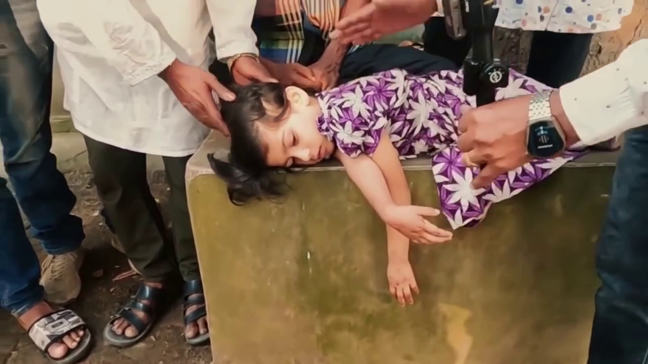 বাচ্চাটির মা-বাবার ডিভোর্স হয়ে গেছে, কেউ এই ছোট্ট প্রাণটাকে নিতে চায়নি
