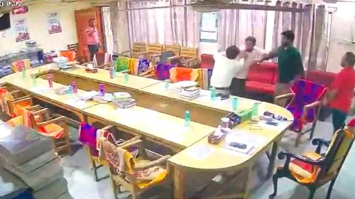 নোয়াখালীতে কলেজে দুই শিক্ষকের মারামারি