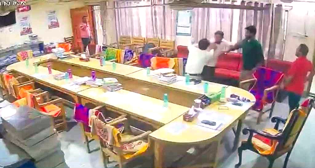 নোয়াখালীতে কলেজে দুই শিক্ষকের মারামারি
